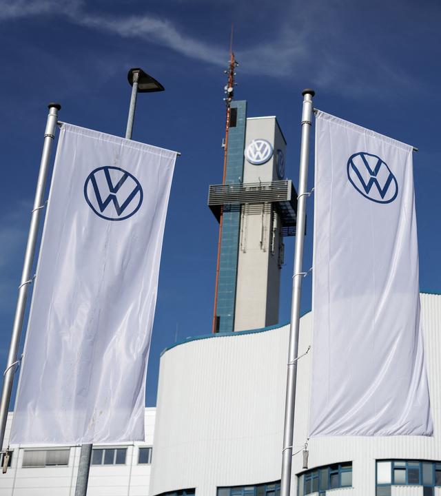 07.09.2026, Niedersachsen, Osnabrück: Strahlend blauer Himmel über dem VW-Werk vor der Verkündung der Unterzeichnung einer Absichtserklärung zwischen Volkswagen, dem Land Niedersachsen und dem israelischen Rüstungskonzern Rafael Advanced Defense Systems vor dem VW-Werk in Osnabrück.