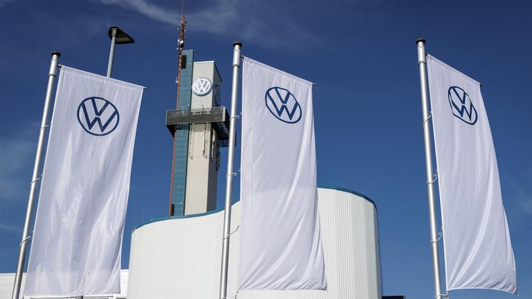 07.09.2026, Niedersachsen, Osnabrück: Strahlend blauer Himmel über dem VW-Werk vor der Verkündung der Unterzeichnung einer Absichtserklärung zwischen Volkswagen, dem Land Niedersachsen und dem israelischen Rüstungskonzern Rafael Advanced Defense Systems vor dem VW-Werk in Osnabrück.