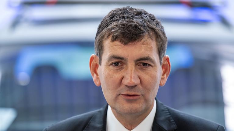 30.08.2023, Sachsen, Zwickau: Gunnar Kilian, Mitglied des Vorstands der Volkswagen AG, spricht im Volkswagen-Bildungsinstitut in Zwickau.