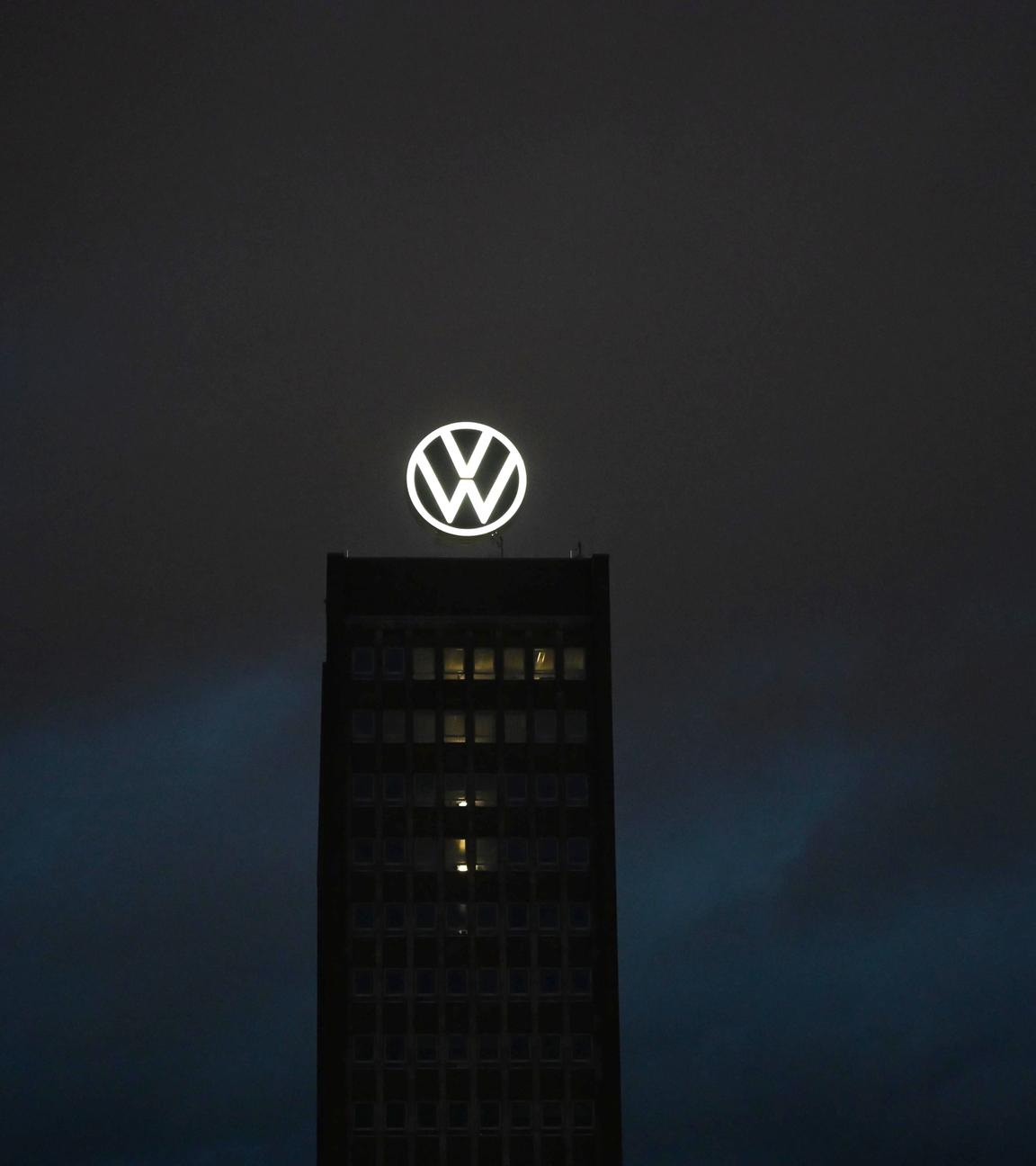 Man sieht das Volkswagen Gebäude in Wolfsburg.