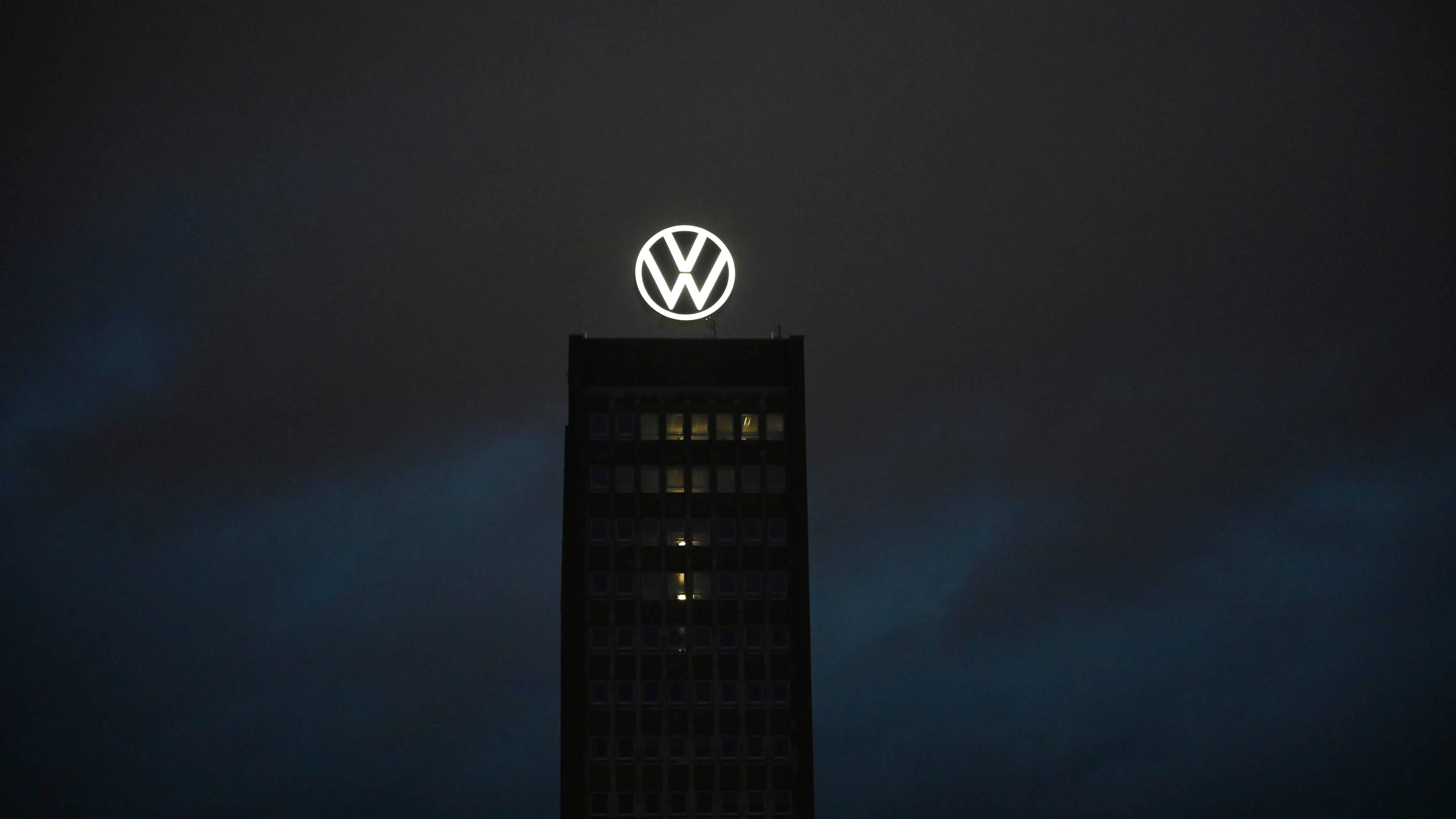 Man sieht das Volkswagen Gebäude in Wolfsburg.