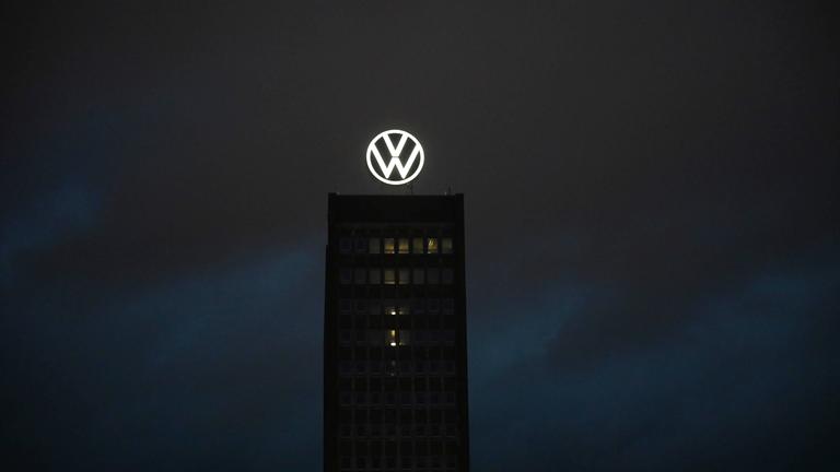 Man sieht das Volkswagen Gebäude in Wolfsburg.