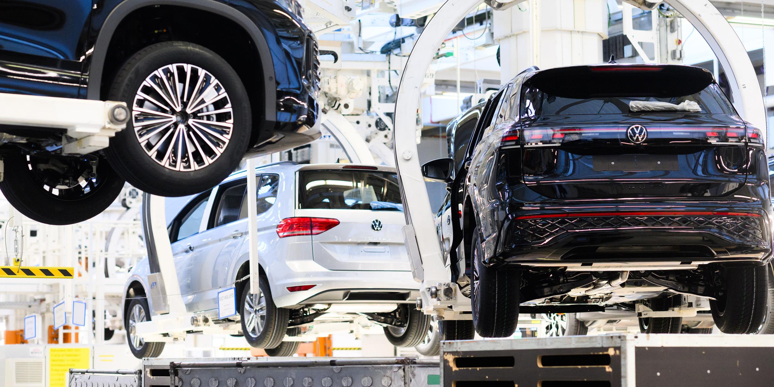 Neuwagen Volkswagen Tayron, Tiguan und Touran schweben durch das VW Stammwerk. (Archiv)