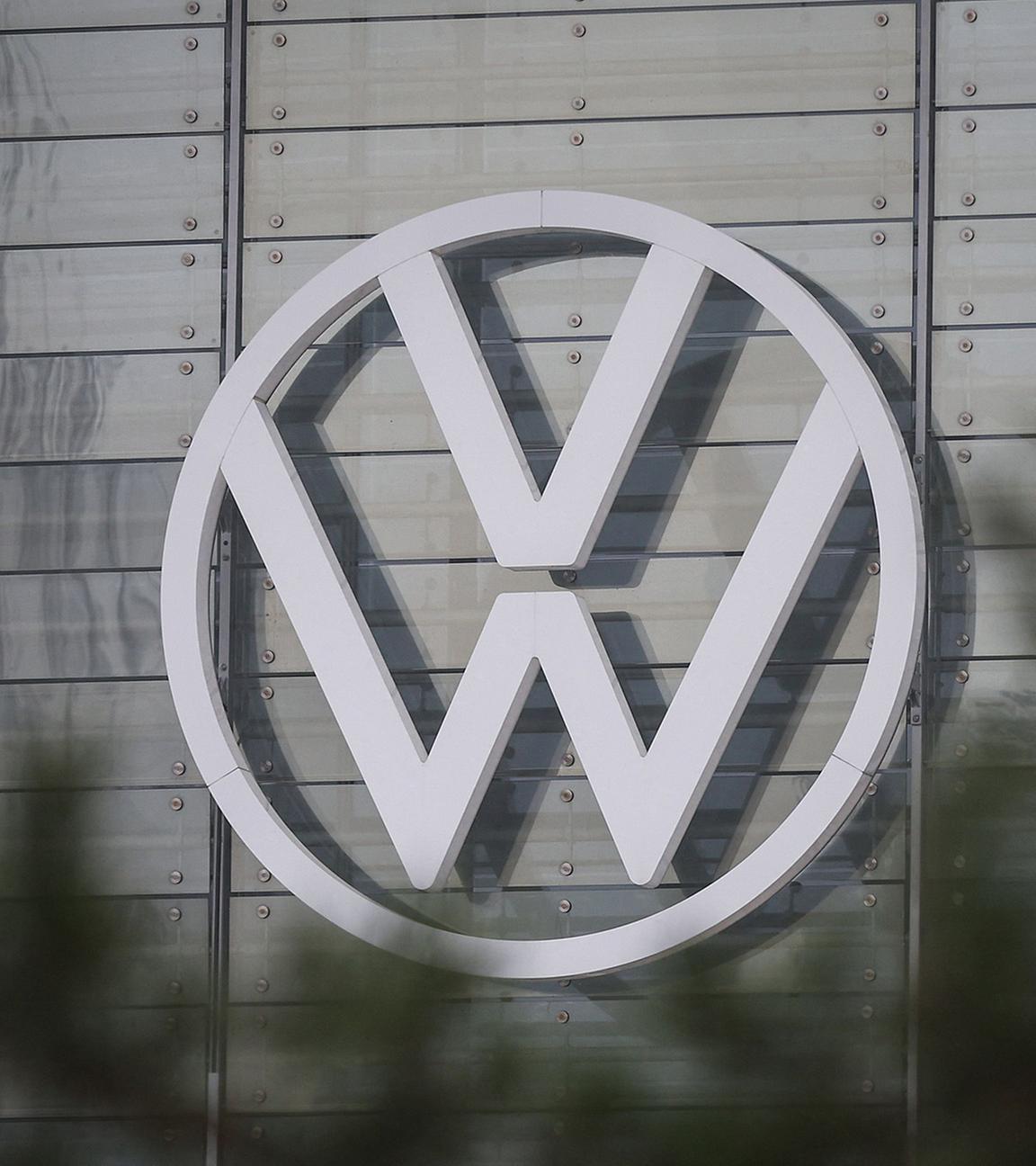 VW Logo auf dem Betriebsgelände in Wolfsburg.
