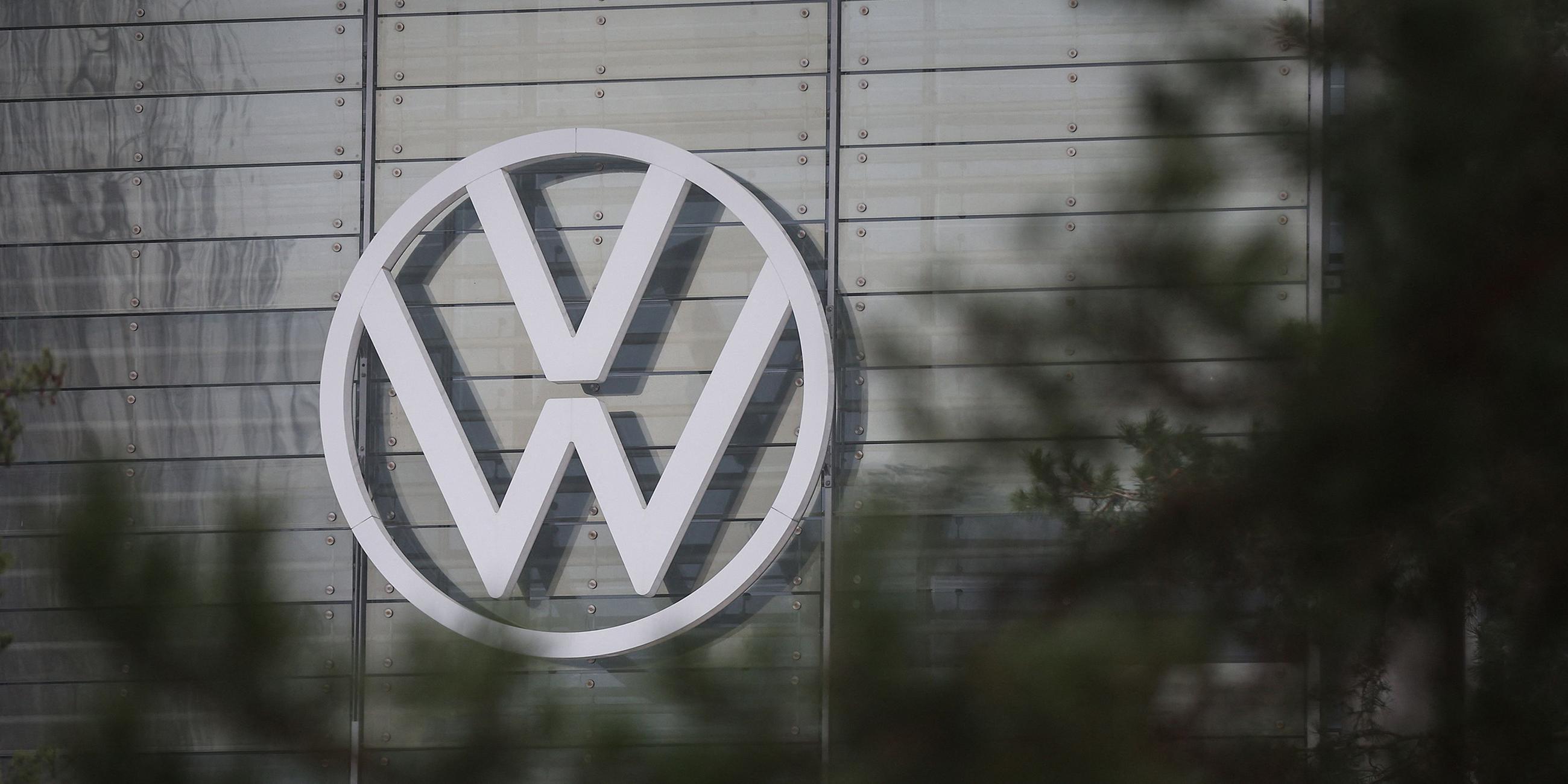 VW Logo auf dem Betriebsgelände in Wolfsburg.