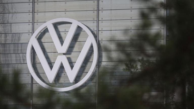 VW Logo auf dem Betriebsgelände in Wolfsburg.