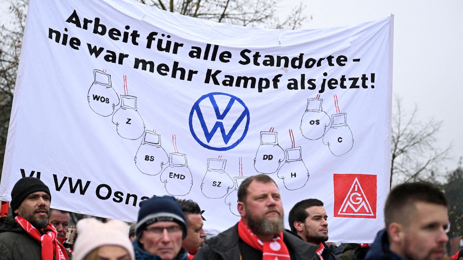 VW-Mitarbeitende protestieren gegen die Werksschließungen.