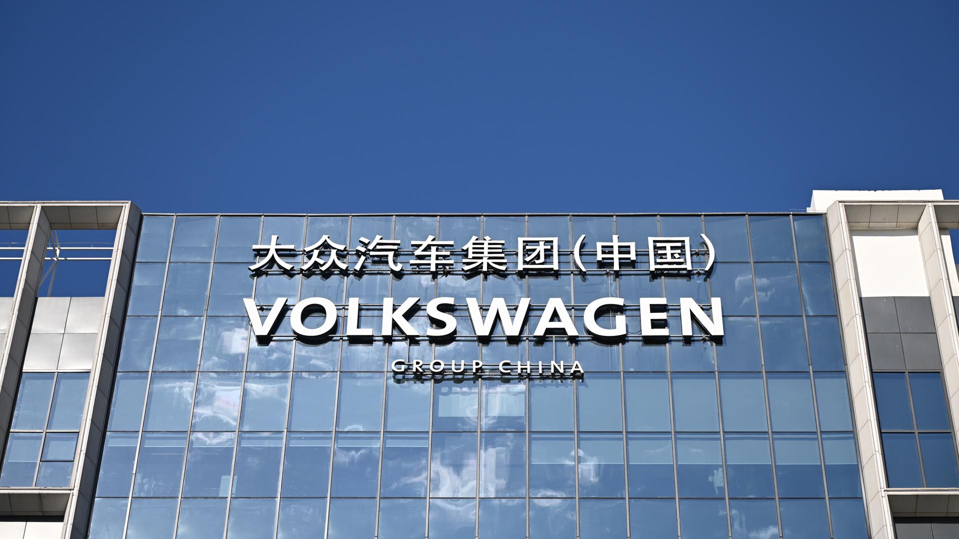 An der Fassade eines Gebäudes ist der Schriftzug der Volkswagen Group in China zu sehen.