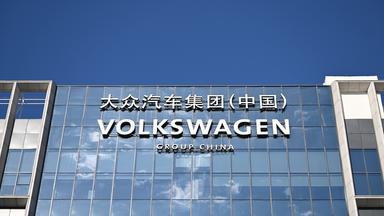 An der Fassade eines Gebäudes ist der Schriftzug der Volkswagen Group in China zu sehen.