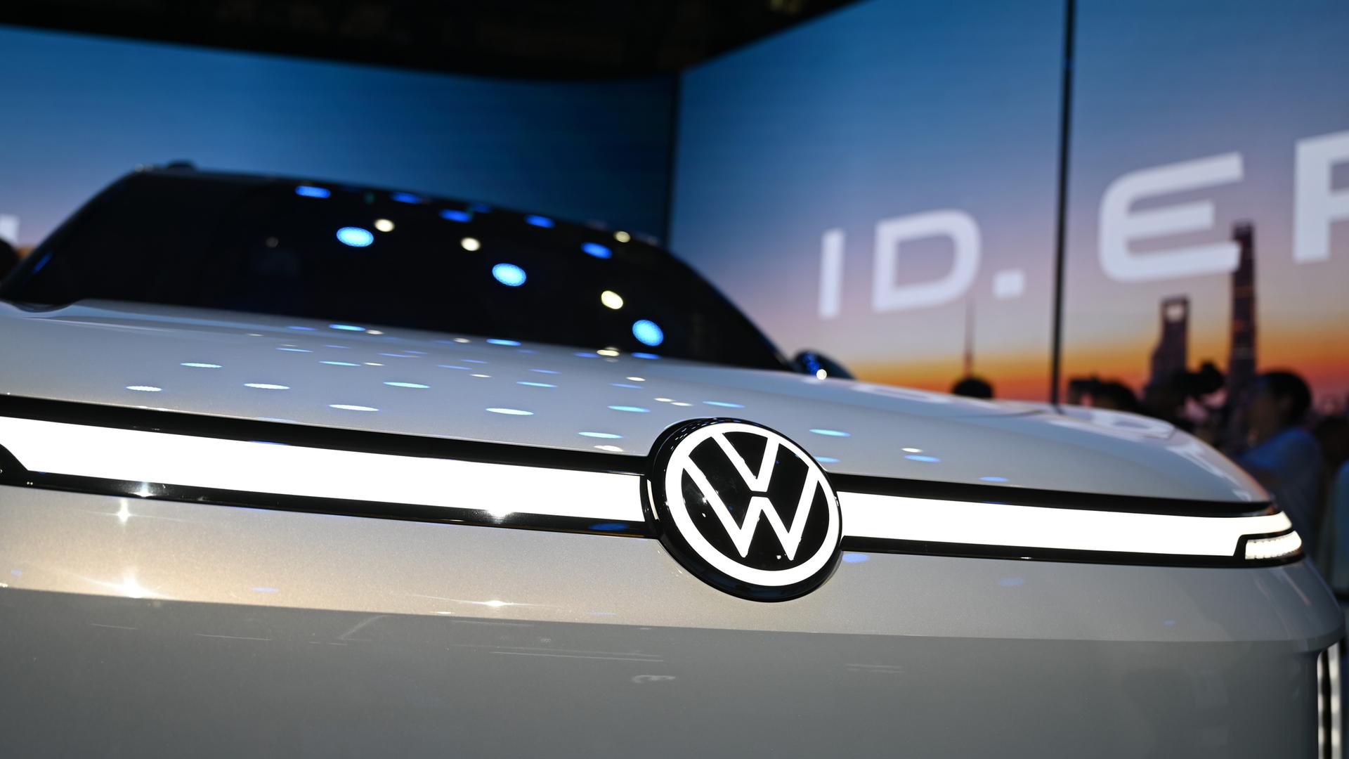 Ein VW ID.Era steht auf einem Messestand der Shanghai-Automesse 2025.