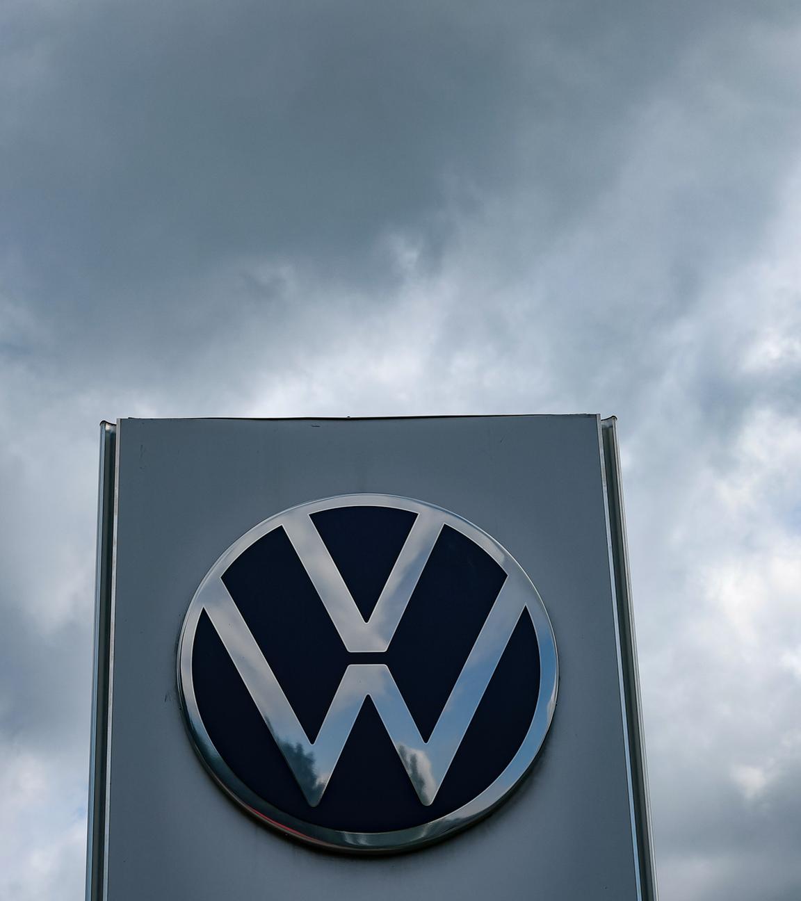 Das Volkswagen-Logo ist vor dem VW-Autohaus in Berlin zu sehen. 