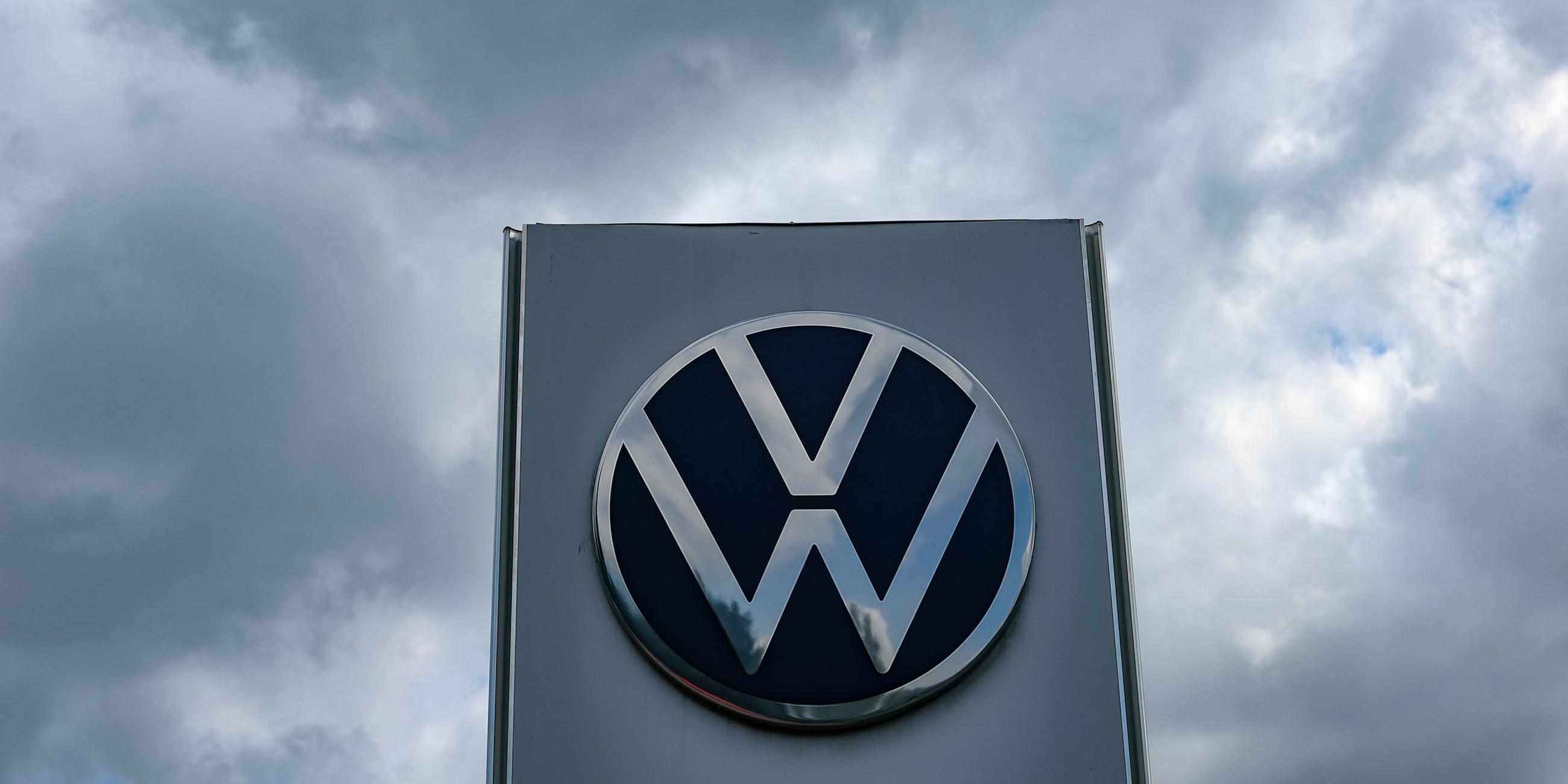 Das Volkswagen-Logo ist vor dem VW-Autohaus in Berlin zu sehen. 