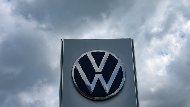 Das Volkswagen-Logo ist vor dem VW-Autohaus in Berlin zu sehen. 