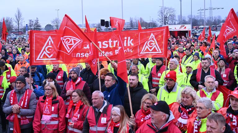 Mitarbeiter versammeln sich vor dem Volkswagen-Werk in Emden