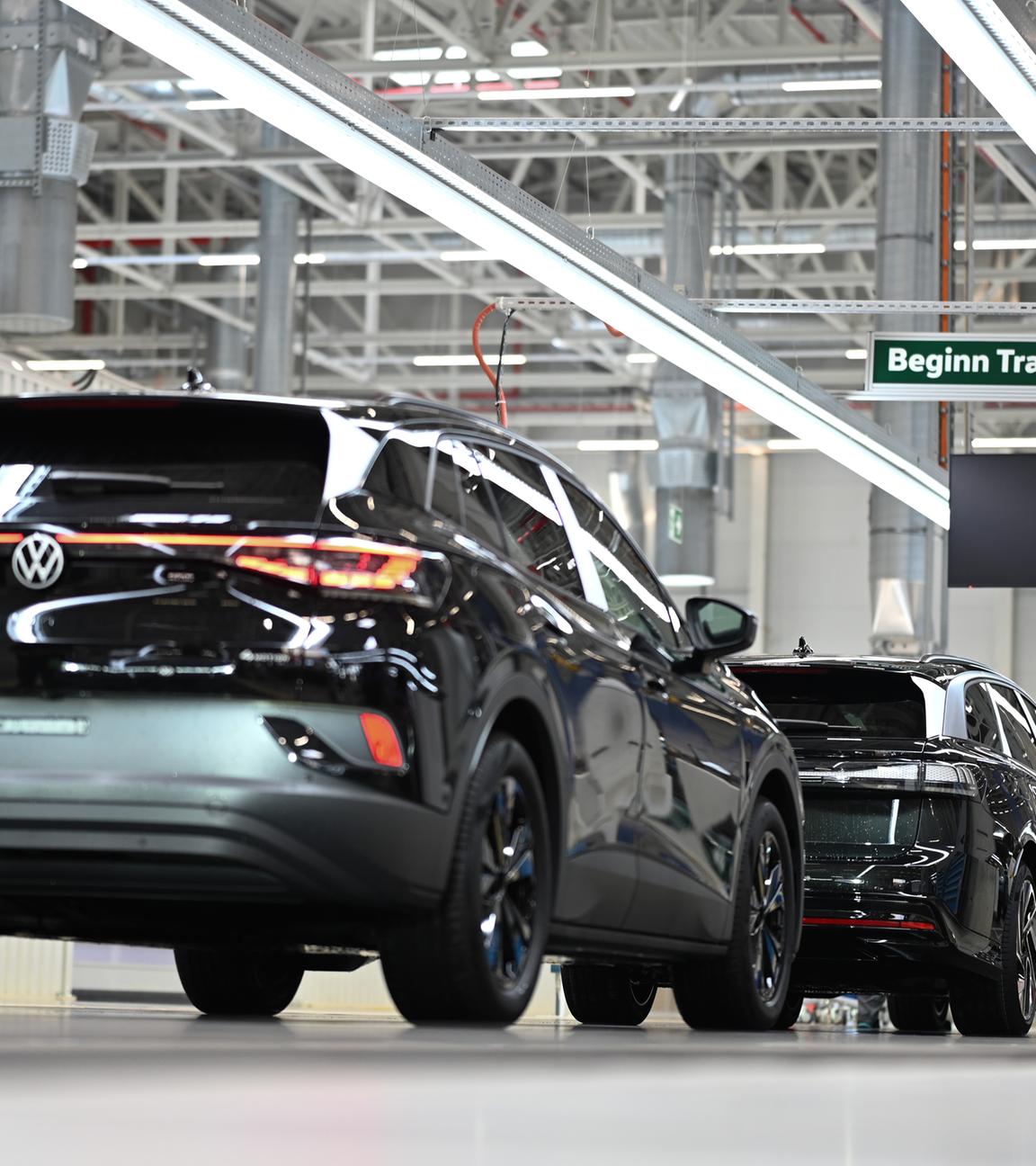 Niedersachsen, Emden: Elektro-Autos rollen durch die Endfertigung im VW-Werk Emden.