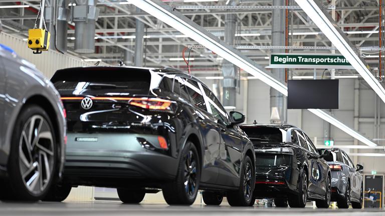 Niedersachsen, Emden: Elektro-Autos rollen durch die Endfertigung im VW-Werk Emden.