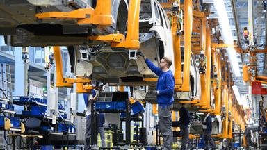 Niedersachsen, Hannover: Mitarbeiter montieren Elektro-Bullis ID Buzz im Werk von Volkswagen Nutzfahrzeuge
