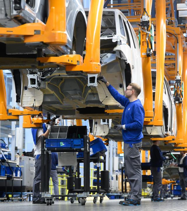 Niedersachsen, Hannover: Mitarbeiter montieren Elektro-Bullis ID Buzz im Werk von Volkswagen Nutzfahrzeuge