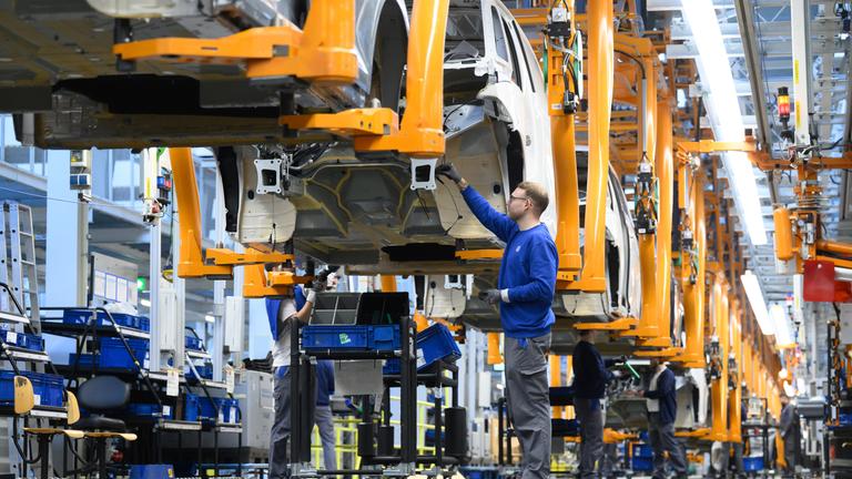 Niedersachsen, Hannover: Mitarbeiter montieren Elektro-Bullis ID Buzz im Werk von Volkswagen Nutzfahrzeuge