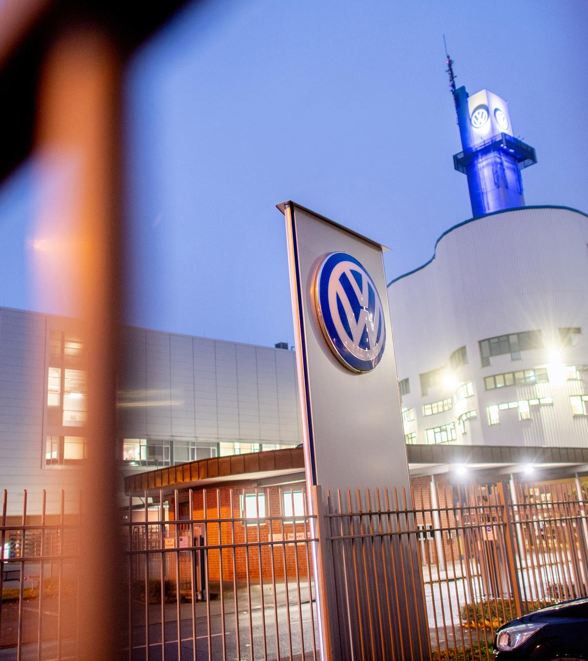 Ein Logo von Volkswagen steht an einer Einfahrt zum Werk Osnabrück am 29.10.2024.