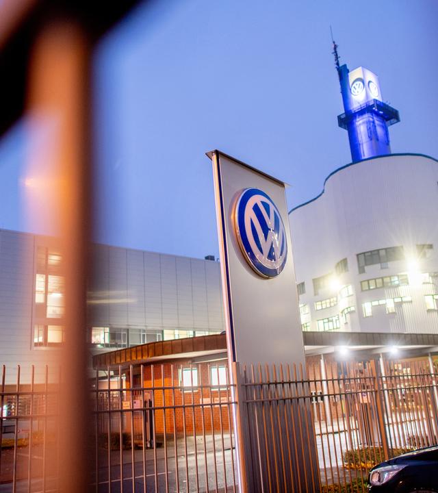 Ein Logo von Volkswagen steht an einer Einfahrt zum Werk Osnabrück am 29.10.2024.