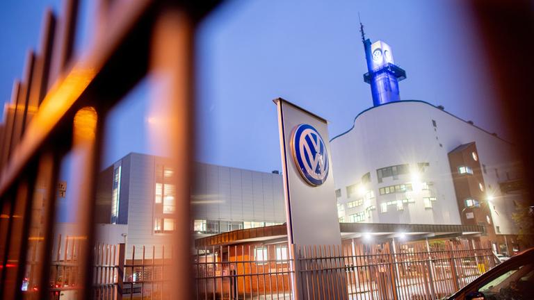 Ein Logo von Volkswagen steht an einer Einfahrt zum Werk Osnabrück am 29.10.2024.