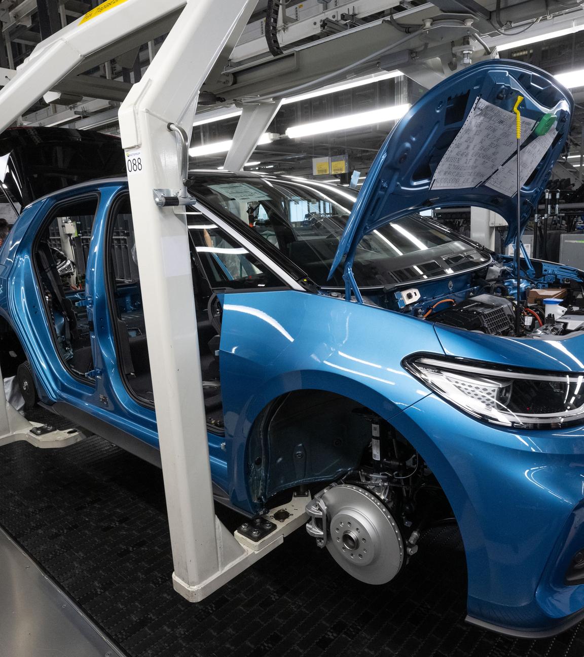 Ein Modell der neuen Generation des ID.3 wird im Werk von Volkswagen in Zwickau montiert. 