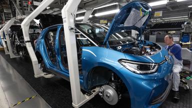 Ein Modell der neuen Generation des ID.3 wird im Werk von Volkswagen in Zwickau montiert. 