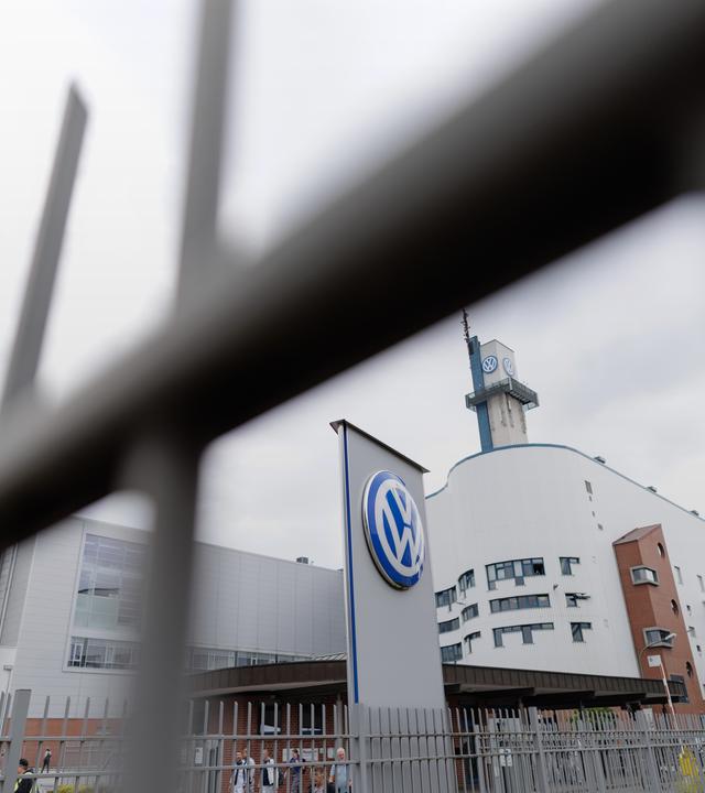 Das VW-Logo vor dem Volkswagen-Werk in Osnabrück am 26.08.2026.