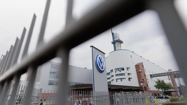 Das VW-Logo vor dem Volkswagen-Werk in Osnabrück am 26.08.2026.