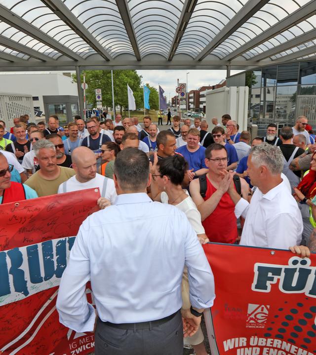 Sachsen Wirtschaftsminister Dirk Panter besucht das VW-Werk in Zwickau.