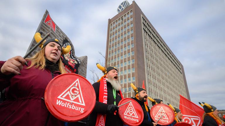 Demonstration von VW-Mitarbeitern gegen Werkschließungen und Entlassungen in Wolfsburg am 2. Dezember 2024.