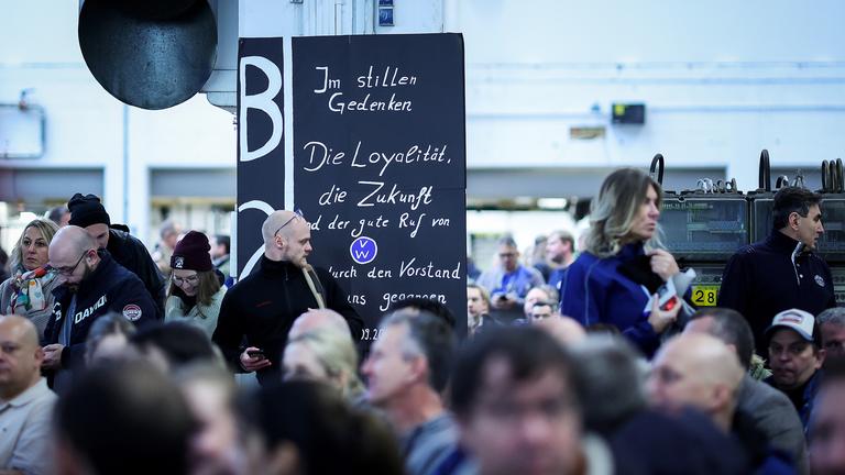 Mitarbeiter des deutschen Automobilherstellers Volkswagen (VW) bei der Betriebsversammlung in der Volkswagen-Zentrale in Wolfsburg