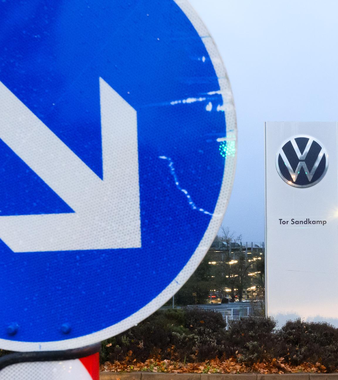  Ein nach unten zeigender Pfeil hängt am Tor Sandkamp an der Zufahrt zum VW Stammwerk. 