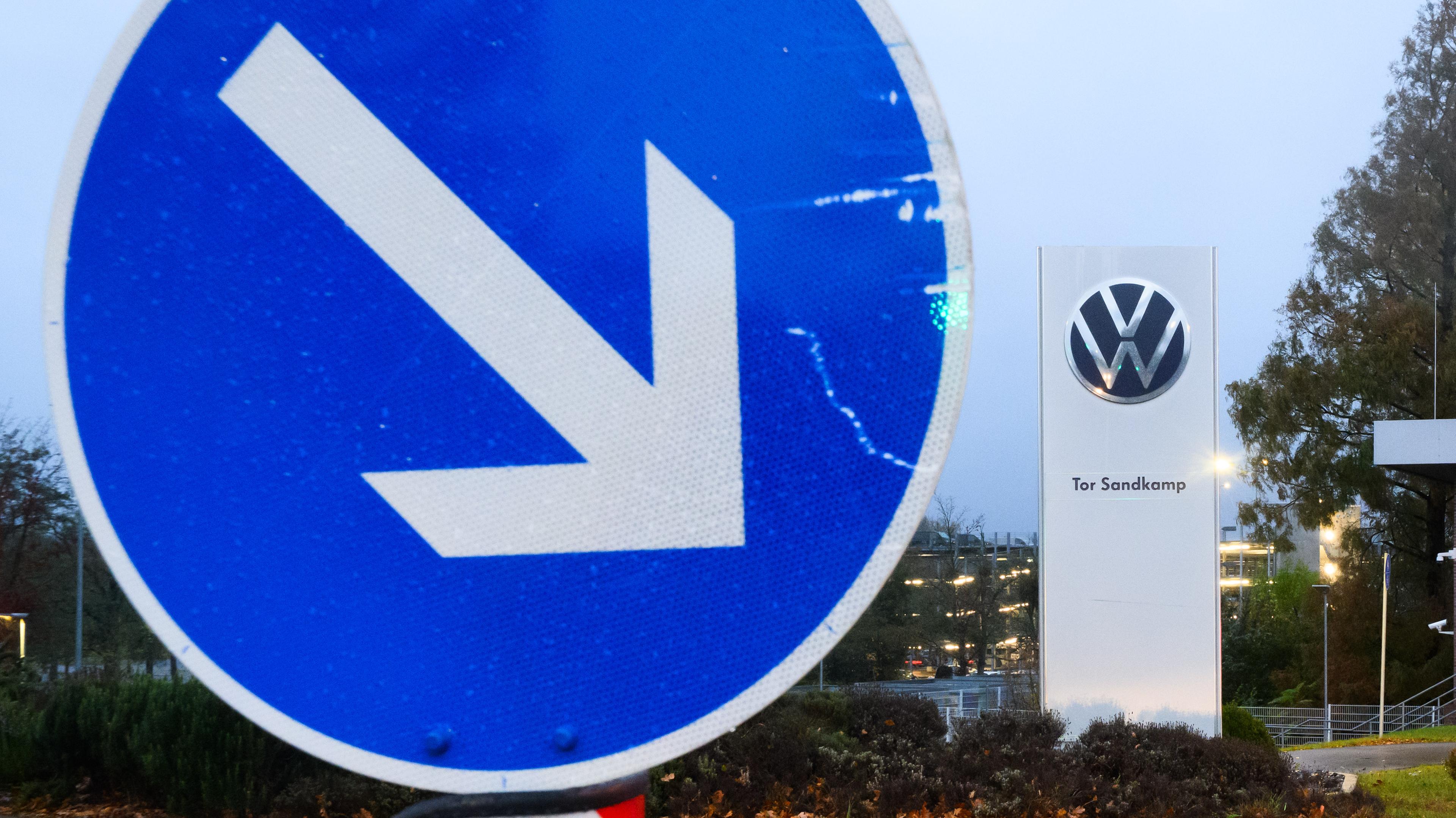  Ein nach unten zeigender Pfeil hängt am Tor Sandkamp an der Zufahrt zum VW Stammwerk. 