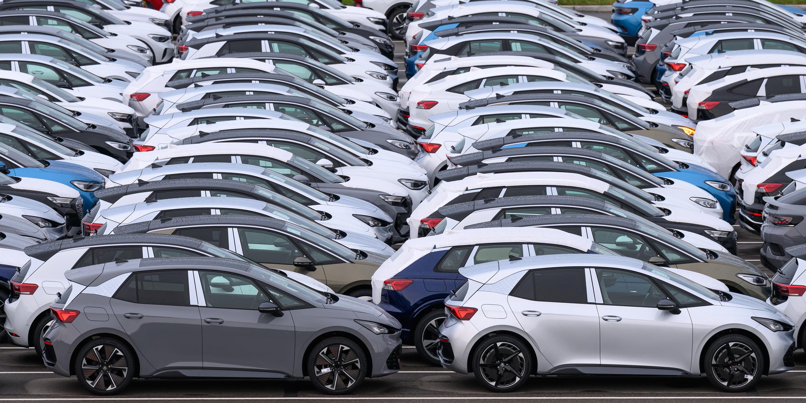 Neuwagen von VW stehen zur Auslieferung im Werk Zwickau