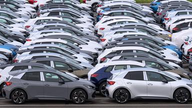Neuwagen von VW stehen zur Auslieferung im Werk Zwickau