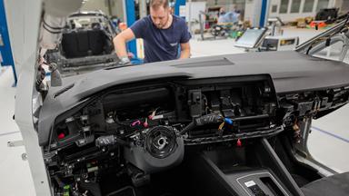 28.10.2026, Sachsen, Zwickau: Teile eines VW Golf werden im Volkswagen-Werk demontiert.