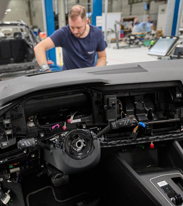 28.10.2026, Sachsen, Zwickau: Teile eines VW Golf werden im Volkswagen-Werk demontiert.