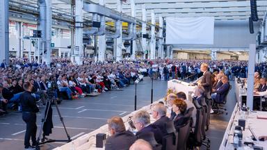 Niedersachsen, Wolfsburg: Oliver Blume, Vorstandsvorsitzender der Volkswagen Group, spricht bei der Betriebsversammlung von Volkswagen.