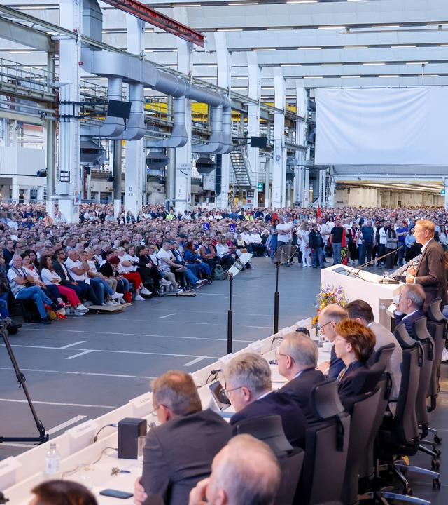 Niedersachsen, Wolfsburg: Oliver Blume, Vorstandsvorsitzender der Volkswagen Group, spricht bei der Betriebsversammlung von Volkswagen.