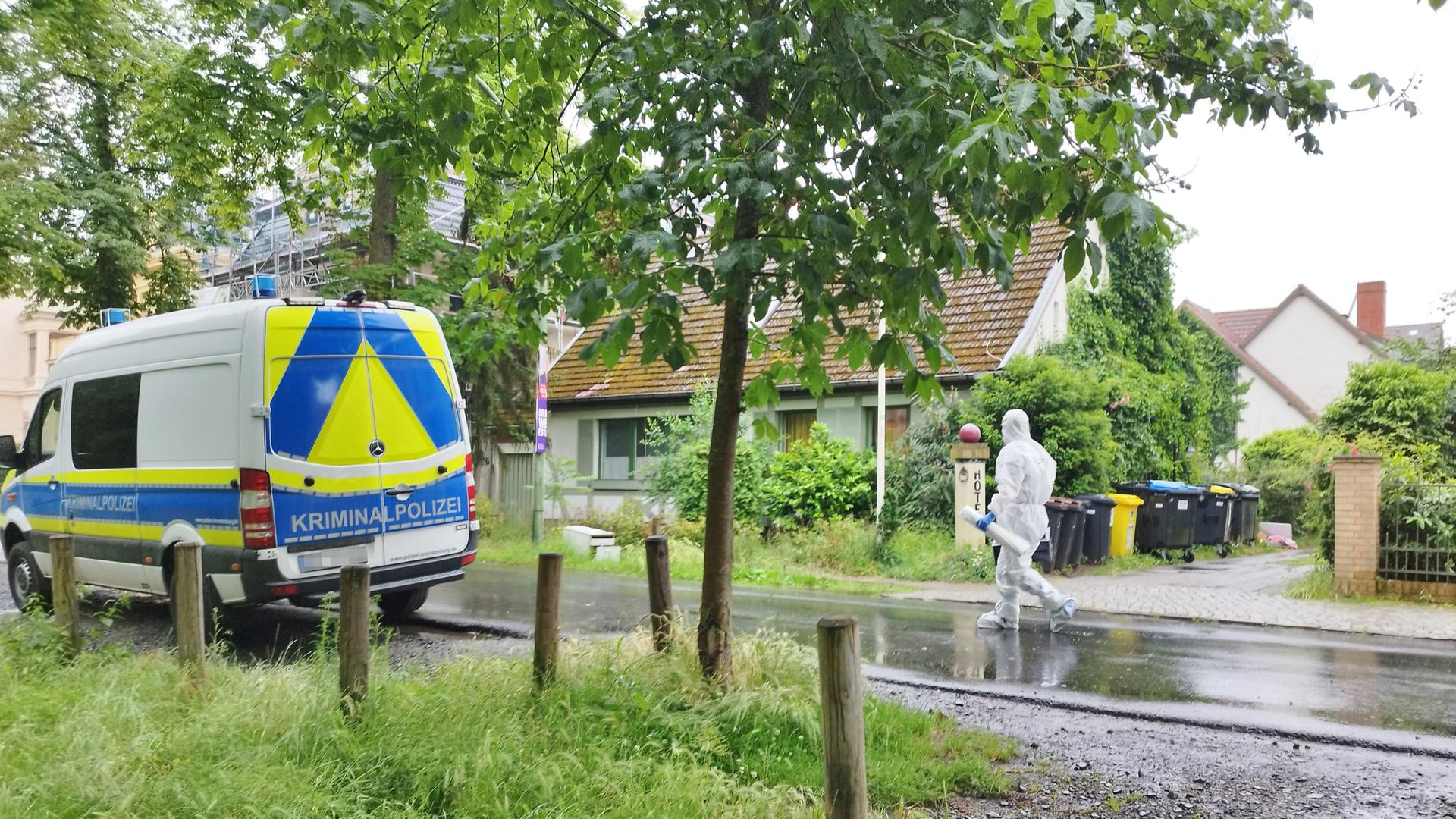 Brandenburg, Potsdam: Polizisten sind am Tatort in Potsdam im Einsatz.