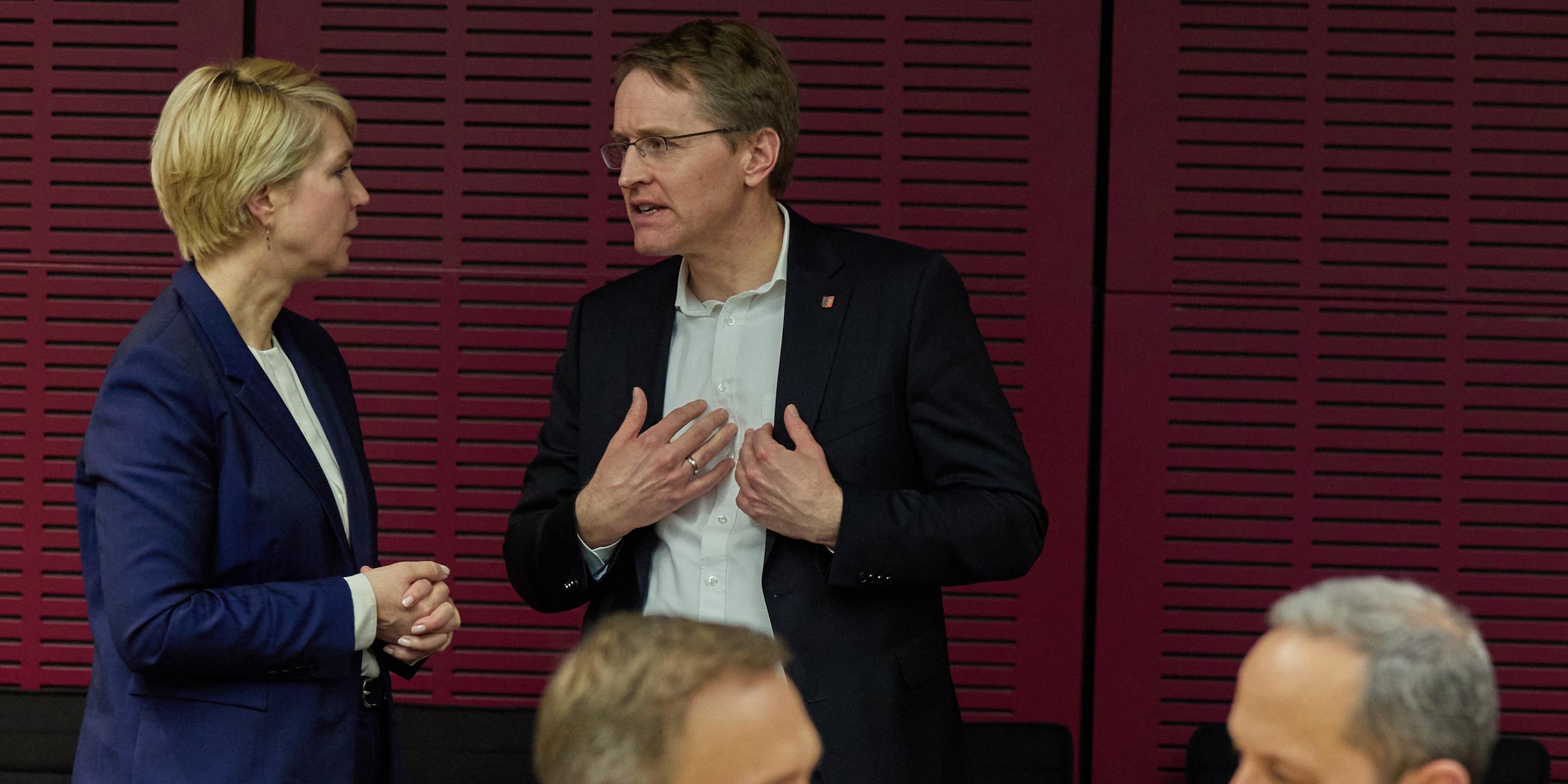 Manuela Schwesig (SPD), Bundesratspräsidentin, und Daniel Günther (CDU), Ministerpräsident Schleswig-Holstein, unterhalten sich im Hintergrund vor der Sitzung des Vermittlungsausschuss von Bundestag und Bundesrat