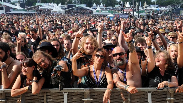 Heavy-Metal-Fans auf dem Festivalgelände 2013