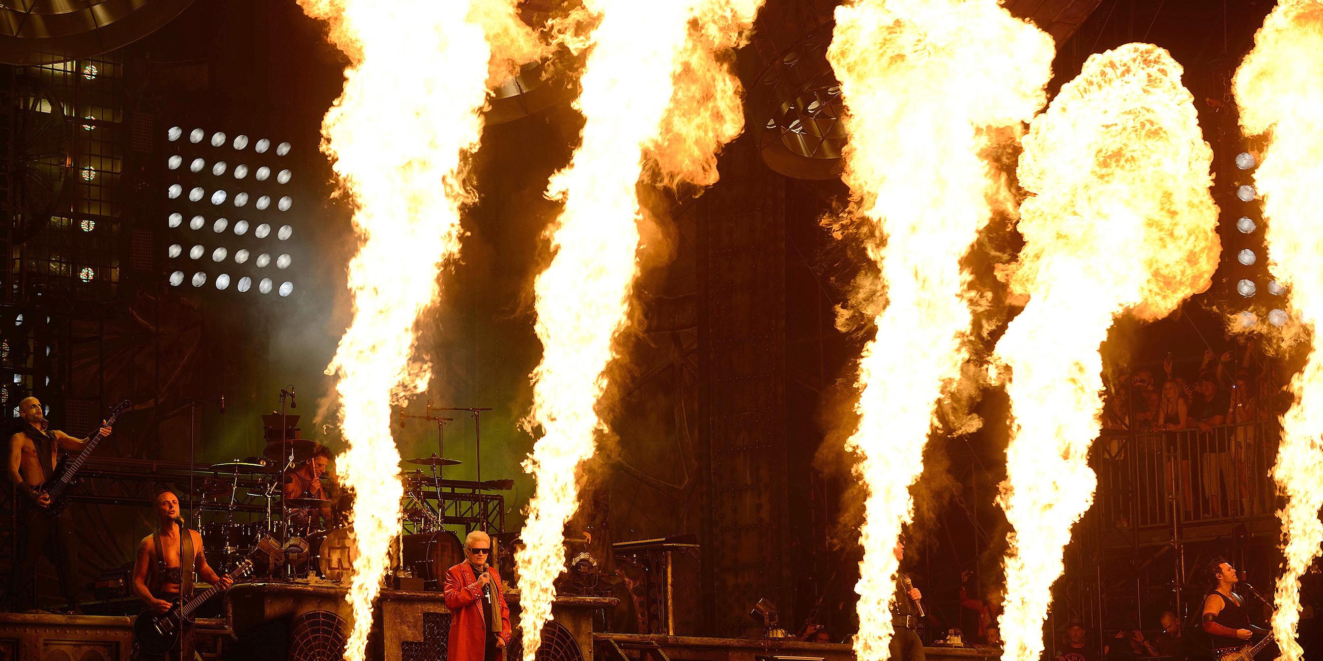 Heino auf der Bühne mit Rammstein