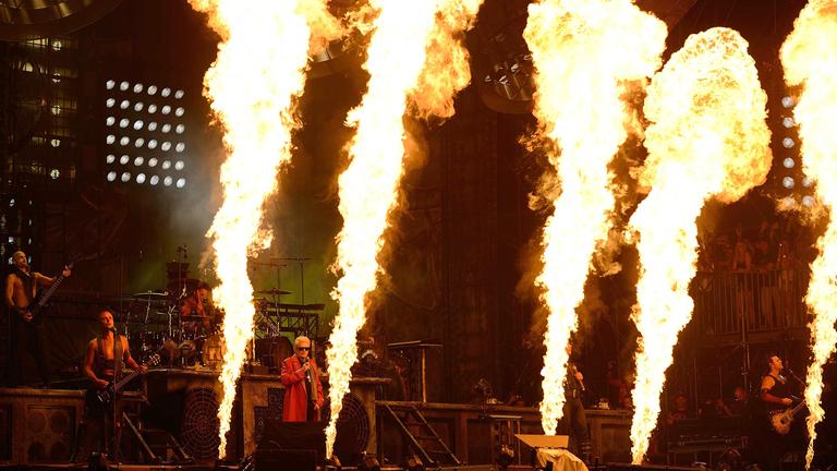 Heino auf der Bühne mit Rammstein