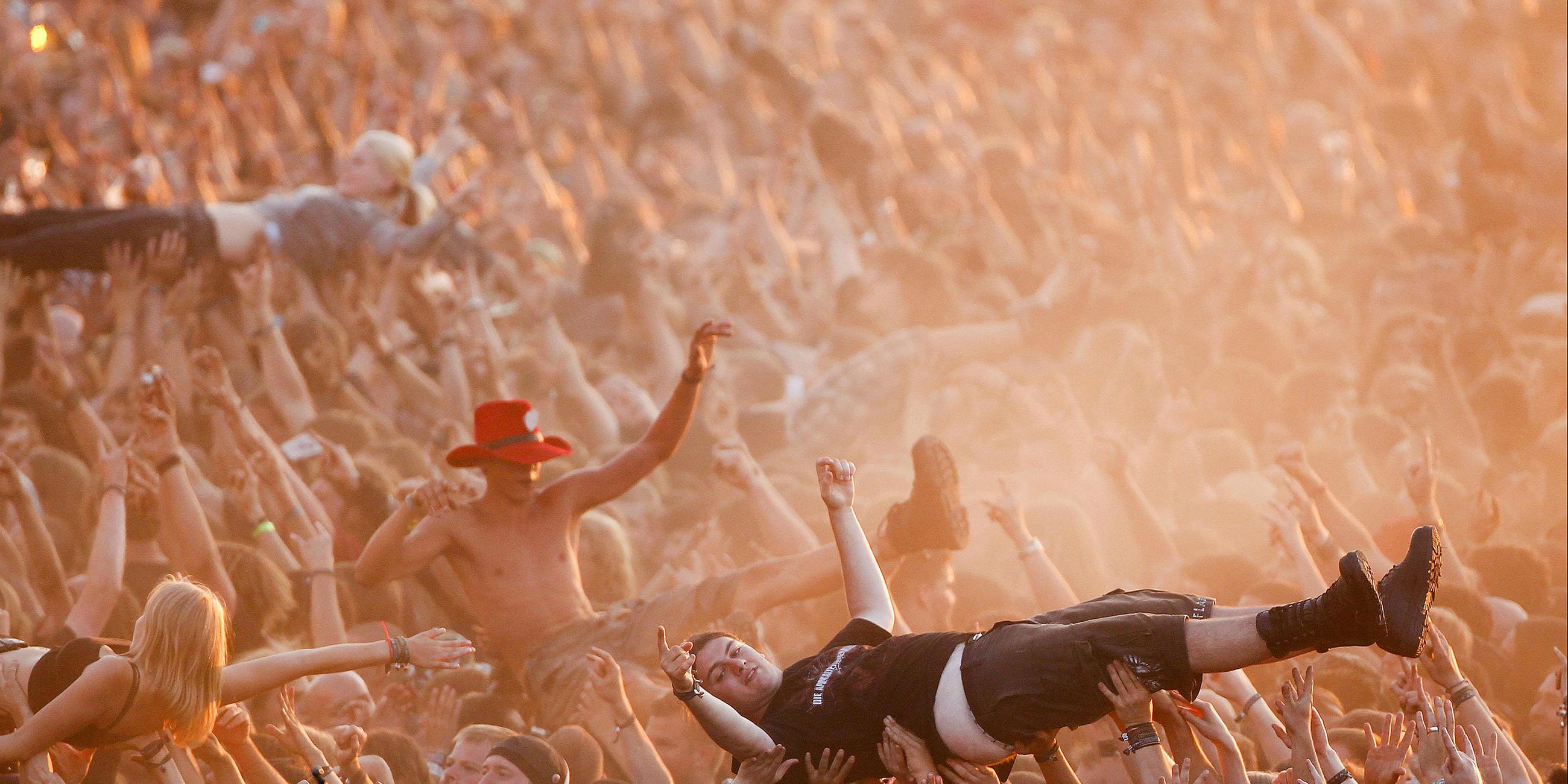 Crowdsurfen durch die Menge vor der Bühne