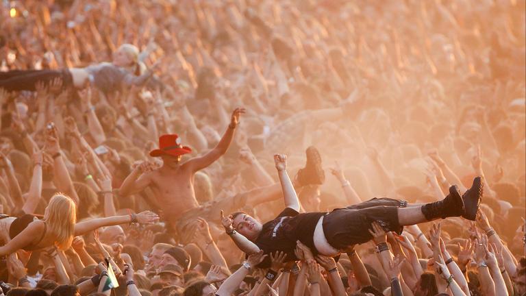 Crowdsurfen durch die Menge vor der Bühne