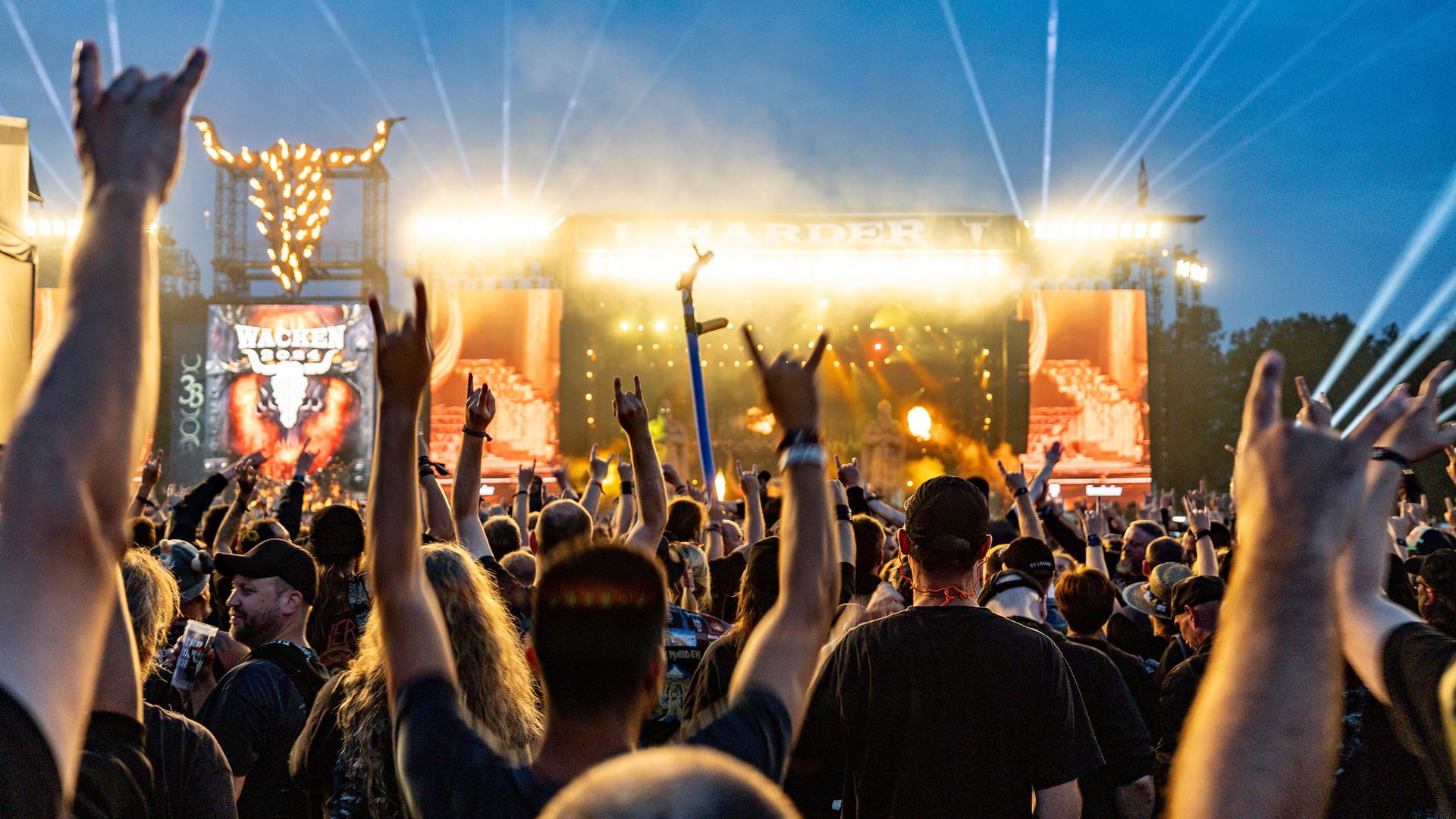 Festivalbesucher feiern beim Wacken Open Air
