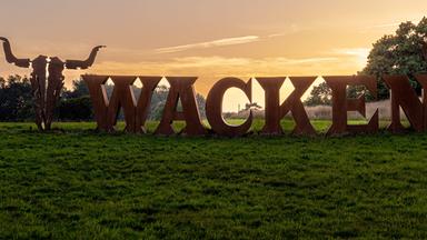 Archiv: Das Wacken Logo an der Schenefelder Straße in Wacken. 